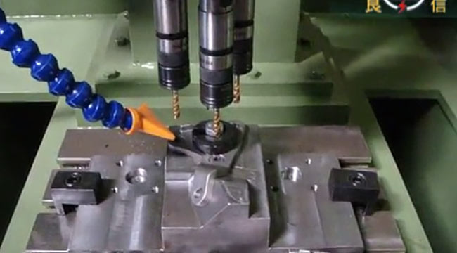 Fixed Automatic Tapping Machine equipped with a Floating Tapping